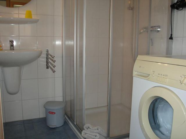 Dusche und Waschmaschine